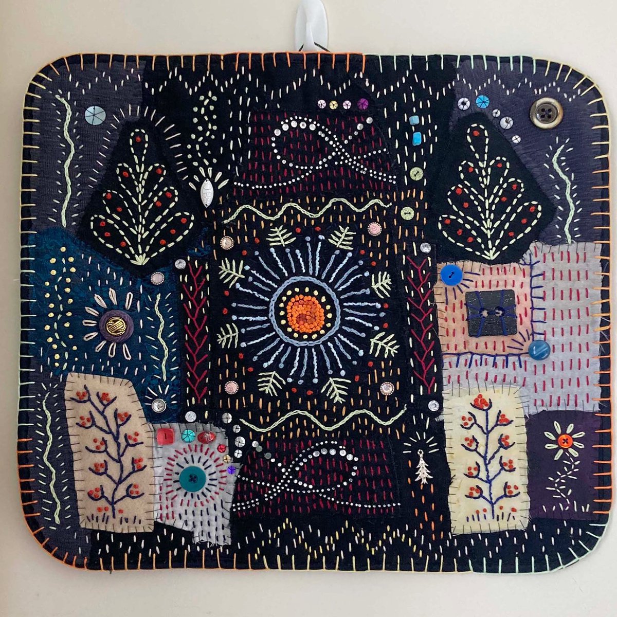 JoannaHartist's tweet image. “Primitive Sun” -17.06.2023

(Embroidery and embellishment collage on recycled fabric.) 

#embroideredart #primitiveart #abstractembroidery #contrastingtones #brightcolours #handembroidery #slowstitching #textileart #recycledart #recycledtextiles #embellishment #folkart