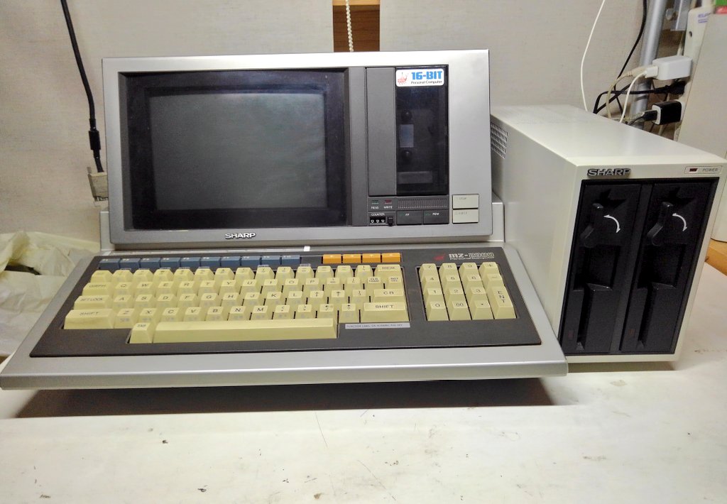 toshitada1973's tweet photo. しつこいけど、今夜もMZ-1F07をめでるよ。MZ-2000との並び、この光景を1983年に見たかった! 続いてCE-511Fとの並び、遠近感が狂うよ。#MZ1F07 #CE511F https://t.co/6YHZaEgbJP