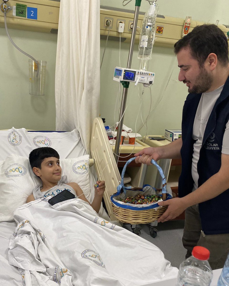 Bağcılar Devlet Hastanesi'ndeki 600 hasta odasını ziyaret ederek Başkanımız <a href="/abdullahozdemir/">Abdullah Özdemir</a> ’in bayram tebriklerini ilettik ve ikramda bulunduk 💐