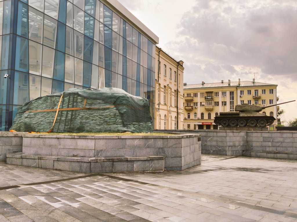 hsynsaltan's tweet photo. Here is the most important detail of the field. While all statues were covered with sandbags in #kharkive, the only exception was the Russian tank. The closed one next to the Russian tank is a British tank. https://t.co/pUb1Qfk3bR