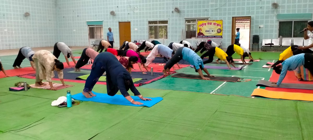 nssdmvrjn's tweet photo. On the occasion of 9th #InternationalYogaDay.
#NSS,#NCC,#Yoga and #sports department of #Digvijay_College jointly organized a #three_days_yoga_workshop.
On the #last_day today with 80 people doing #Yoga together and making people #aware.
#YogaforVasudhaivaKutumbakam
#HarAnganYoga https://t.co/ldCgN7WHqH