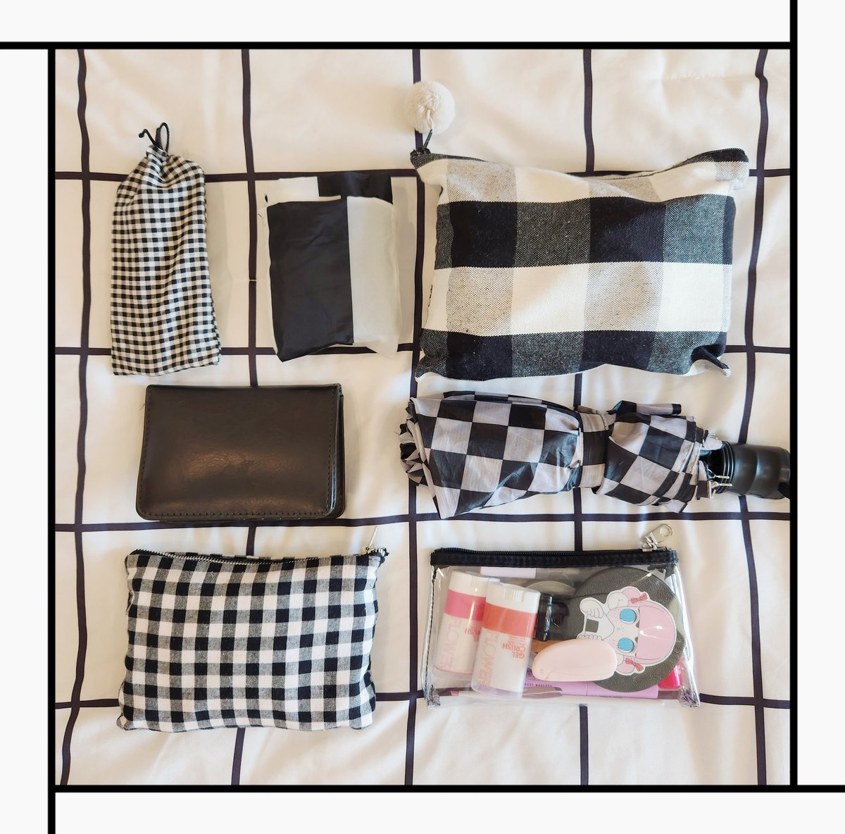 momoetans's tweet photo. What's in my bag 💭 ʕ⁠·⁠ᴥ⁠·⁠ʔ https://t.co/u7KwPyd7MB