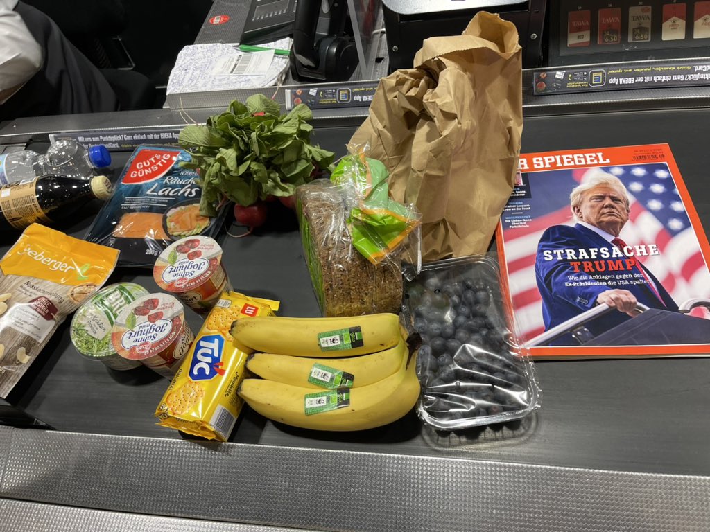 jjhavemann's tweet photo. Mit der kosher scan App ist es so easy in Deutschland einzukaufen.
Danke Shlomo Afanasyev!
Ja, der Spiegel ist auch koscher. 😜 https://t.co/CmeG44PovL