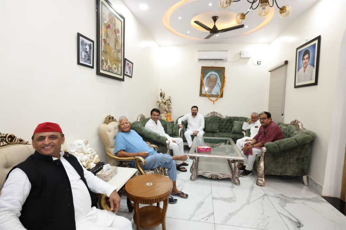 देश के सबसे बड़े सूबे उत्तर प्रदेश के पूर्व मुख्यमंत्री और समाजवादी पार्टी के राष्ट्रीय अध्यक्ष श्री अखिलेश यादव जी का आवास पर सपरिवार स्वागत किया।