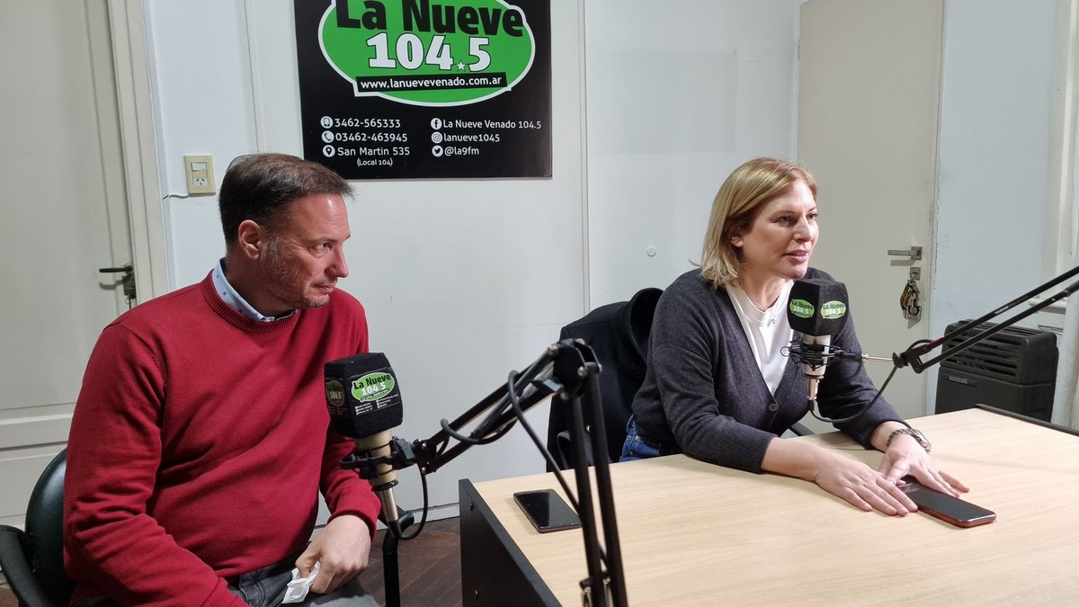 📻 <a href="/la9fm/">La Nueve FM 104.5 Mhz</a> #VenadoTuerto con <a href="/lisandroenrico/">Lisandro Enrico.</a> "<a href="/maxipullaro/">Maximiliano Pullaro</a> es el mejor candidato para Santa Fe. Sabe gestionar, tiene experiencia, conoce la provincia y conoce el Estado. Ya bajó los
delitos una vez, va volver a hacerlo, para que los santafesinos puedan vivir tranquilos y seguros"