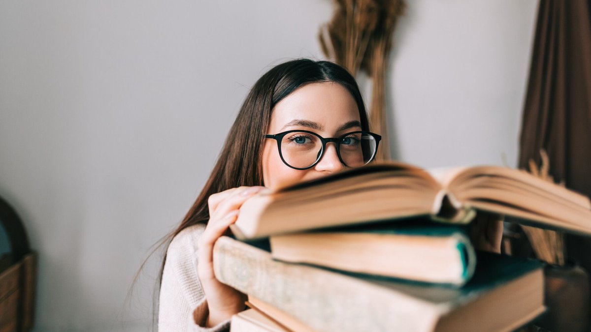 #VendrediLecture
"Amandine Hamet enseigne auprès d'enfants étrangers qui n'ont pas été scolarisés chez eux, ou très mal. Un exercice acrobatique!"
Son livre "Les couleurs" (<a href="/LesAvrils/">Les Avrils</a>) concourt pour notre Prix Pèlerin du témoignage. 👇
lepelerin.com/dans-l-hebdo/p…
