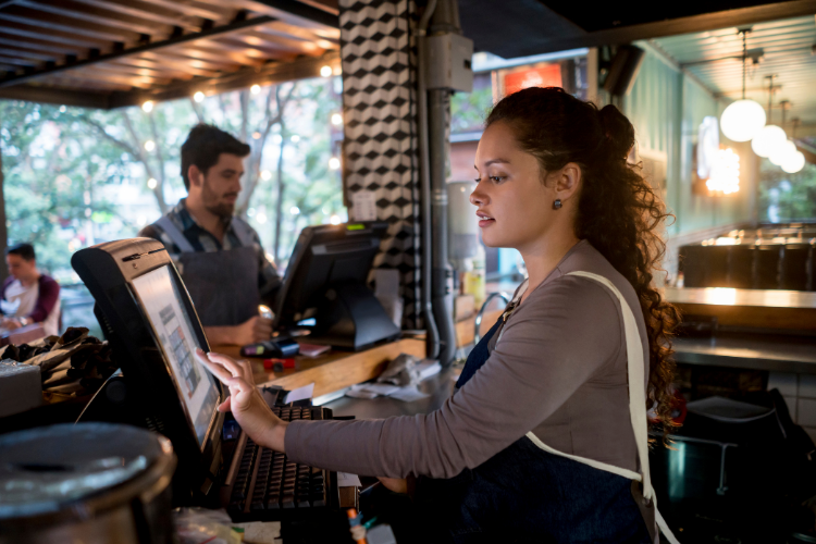 abraselbrasil's tweet photo. Beto Madalosso: “A melhor decoração para bar ou restaurante é uma casa cheia”

Em entrevista para o podcast O Café e a Conta, chef e empresário do setor fala sobre “Como projetar bares e restaurantes de sucesso”

Leia: https://t.co/o4rKhTfZXm https://t.co/W1wC4xVCcA