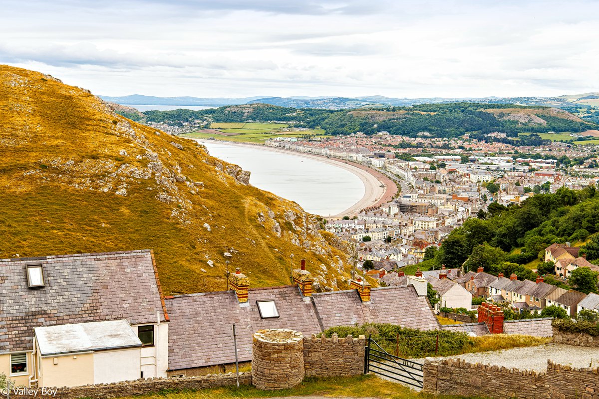 BJRoberts's tweet photo. Changeable June weather on Llandudno Great Orme today, as I look down on its North Shore Bay. @Ruth_ITV @ItsYourWales @WalesCoastPath @northwaleslive @northwalescom @AllThingsCymru @OurWelshLife @NWalesSocial #Llandudno #GreatOrme #NorthShoreBay #ChangeableWeather #June #Wales https://t.co/PkGe9xAqQD