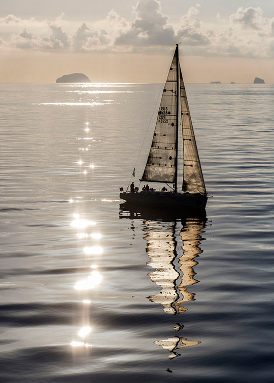 Drifting Through Summer
ph. Kurt Arrigo #sailing