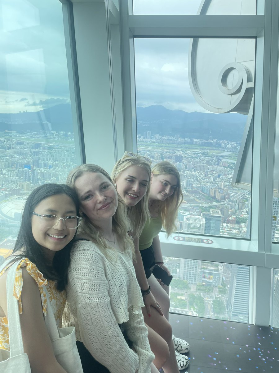 MissWalkerlangs's tweet photo. In the afternoon we visited the tallest building in Taipei - Taipei 101! Evening spent in Raohe Night Market 🏮 https://t.co/bOM9RvpqIB
