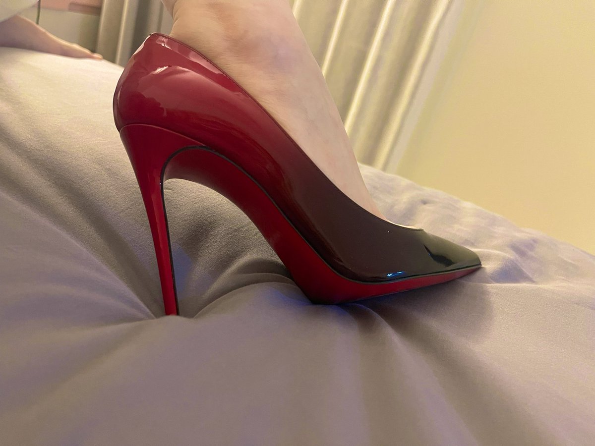 真是越看越喜欢的一双鞋呢
这生日礼物很喜欢 #女S #女S男M #红S #红底鞋 #高跟鞋 #炮鞋