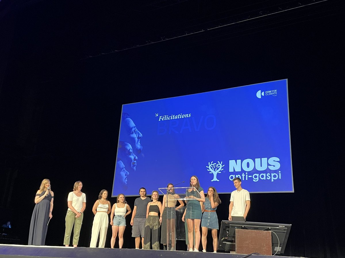 Nad_Alves's tweet photo. @OliviaBlanc1 @jblefevre60 @Ym78200 @kalydeoo @pierrepinna @loutro1990 @MadiSeydi @CathCervoni @AnthonyRochand @peschmitt @Nicochan33 Et maintenant remise de prix #ComForClimate de l’@espublicite au @LeGrandRex avec Nous Anti-Gaspi et Véronique Tible, Directrice Marketing qui décerne le prix de sa catégorie à l’agence Skyline avec sa campagne de notoriété sans faire appel aux supports mass market. https://t.co/autGKCt2vw