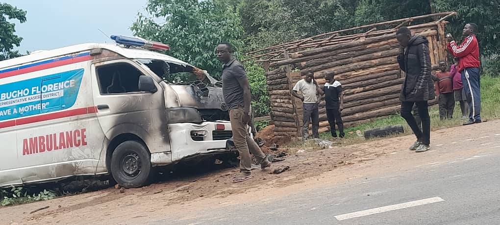 DailyMonitor's tweet photo. A patient and three other people have survived an accident after an ambulance belonging to Kasese Woman MP, Florence Kabugho, in which they were travelling caught fire this evening en route from Kagando hospital to Mbarara Regional Referral Hospital.
The incident happened at Omumkombe village, Ntangaro at the border of Rubirizi and Bushenyi districts. 
All the four occupants were rescued by the local residents and taken to Combino hospital in Kyamuhunga,  Bushenyi District. 
#MonitorUpdates 
📸 Milton Bandiho