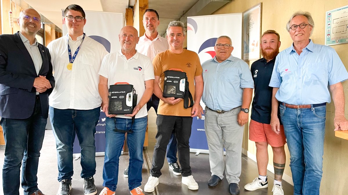 L'Association "Au cœur des Jumeaux" et l'entreprise FaCylities Multi Services ont remis deux défibrillateurs à la FFSurf et à l'Association Nationale Handi Surf, mardi soir à Hossegor ❤️ La mort subite des sportifs est une réalité en France
A lire ici 👉 bit.ly/3pbTOe9