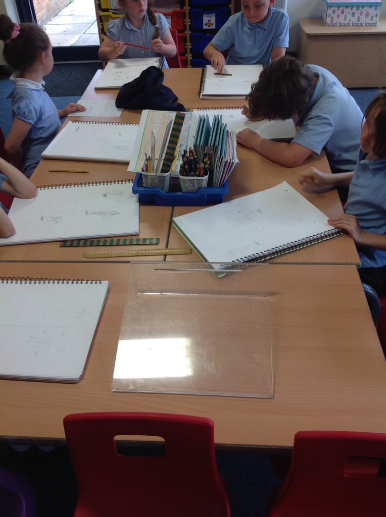 Class5CB's tweet photo. This afternoon we looked at the illustrator Oliver Jeffers and discussed this sketching techniques and his preferred media ready to compare him to illustrator Quentin Blake. https://t.co/2tzvaRz9mc