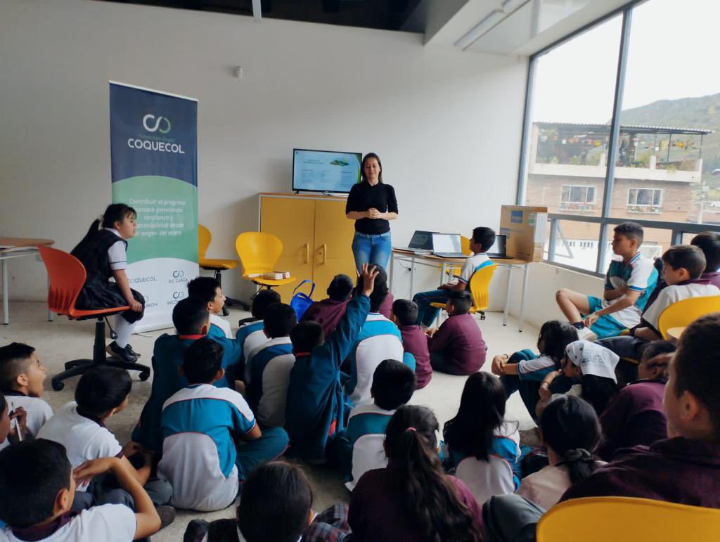 Corpoboyaca's tweet photo. En la I.E. Técnica Industrial y Minera de Paz de Río, @Corpoboyaca realizó taller lúdico de #GobernanzaDelAgua en el marco de la estrategia de educación ambiental. 

En esta actividad los niños  reconocieron el agua como derecho fundamental💦. 

¡Cada acción cuenta! https://t.co/0mihzNge9v