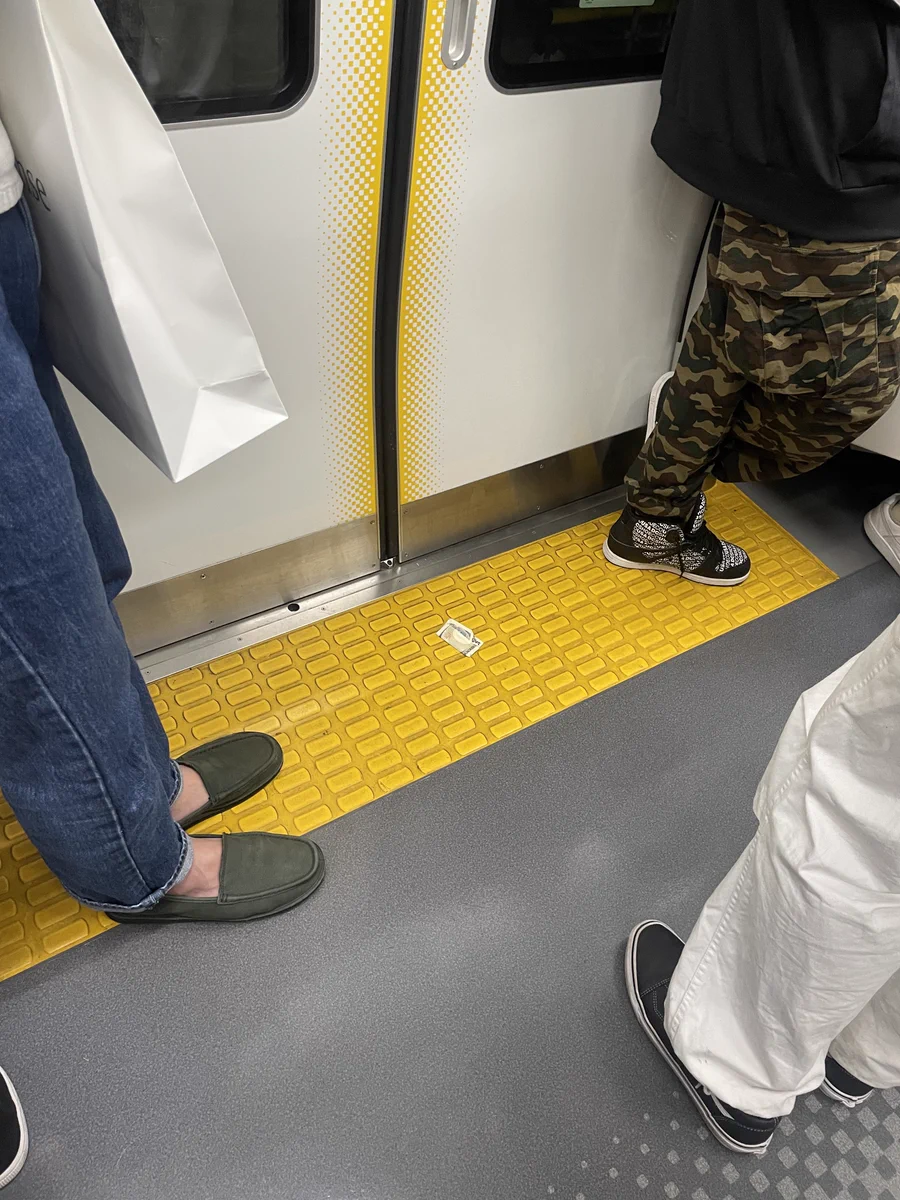 お札が電車の出入り口付近に落ちている！乗客全員の何かが試されている？！