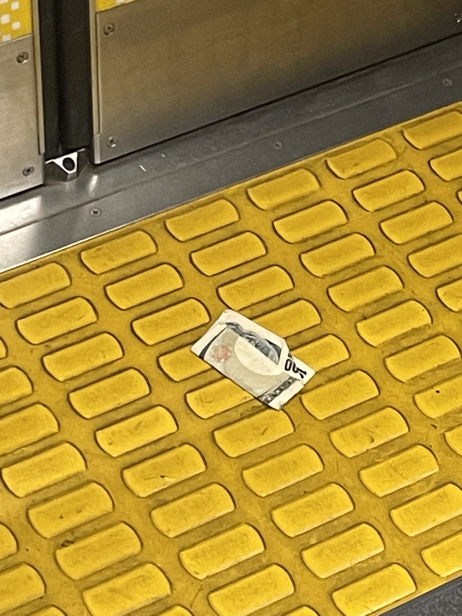 お札が電車の出入り口付近に落ちている！乗客全員の何かが試されている？！