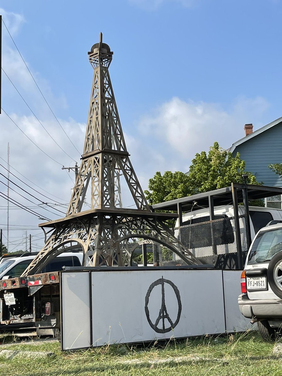 Frankieee_SVT's tweet image. San Antonio is extra 👀👀😂😂😂😂 @JeffGSpursZone