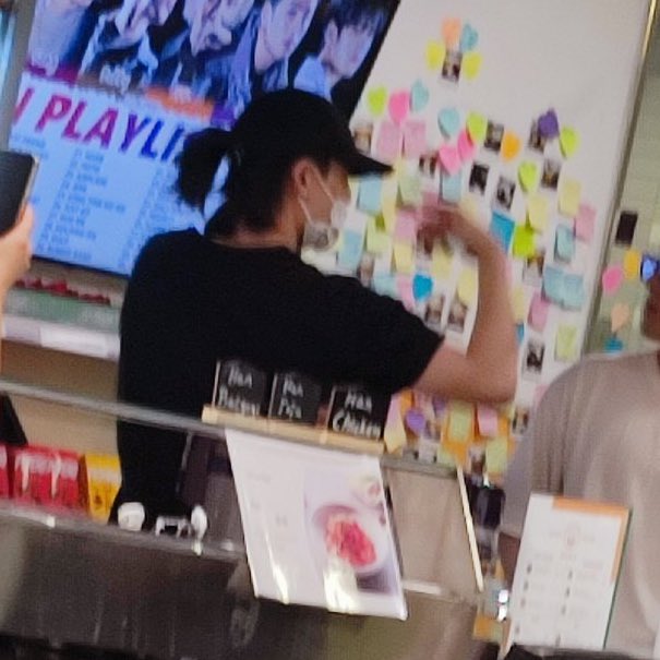 jiwoniverse_'s tweet photo. bobby also went to a cupsleeve event organized by Europe iKONICs with Yunhyeong and Donghyuk. they’re so sweet 🥰 and looks like they’re also filming for the tour vlog https://t.co/YOZnOsYVMQ