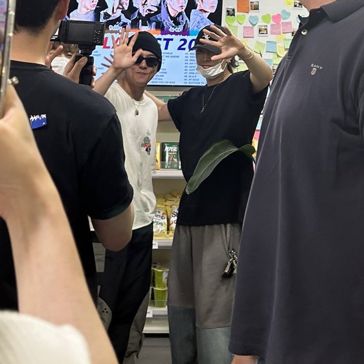 jiwoniverse_'s tweet photo. bobby also went to a cupsleeve event organized by Europe iKONICs with Yunhyeong and Donghyuk. they’re so sweet 🥰 and looks like they’re also filming for the tour vlog https://t.co/YOZnOsYVMQ