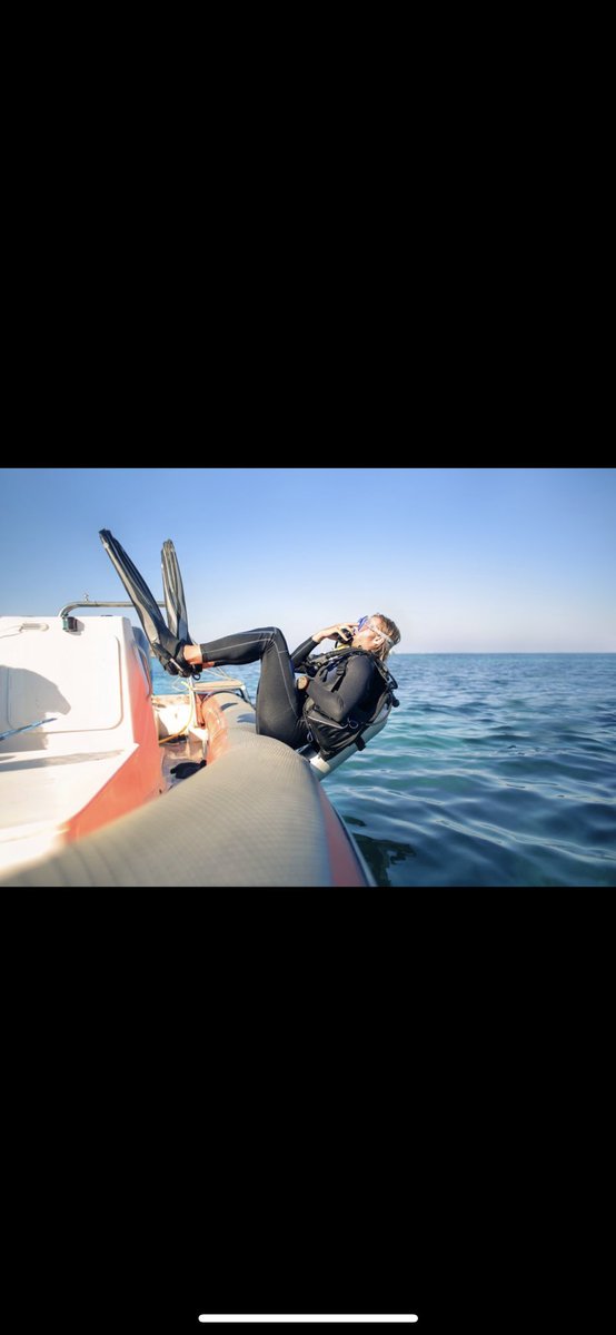 Jaaazzzzmiiin's tweet photo. me if my waxer was in the submarine @Queeenash_ https://t.co/r9BGTdDMEz