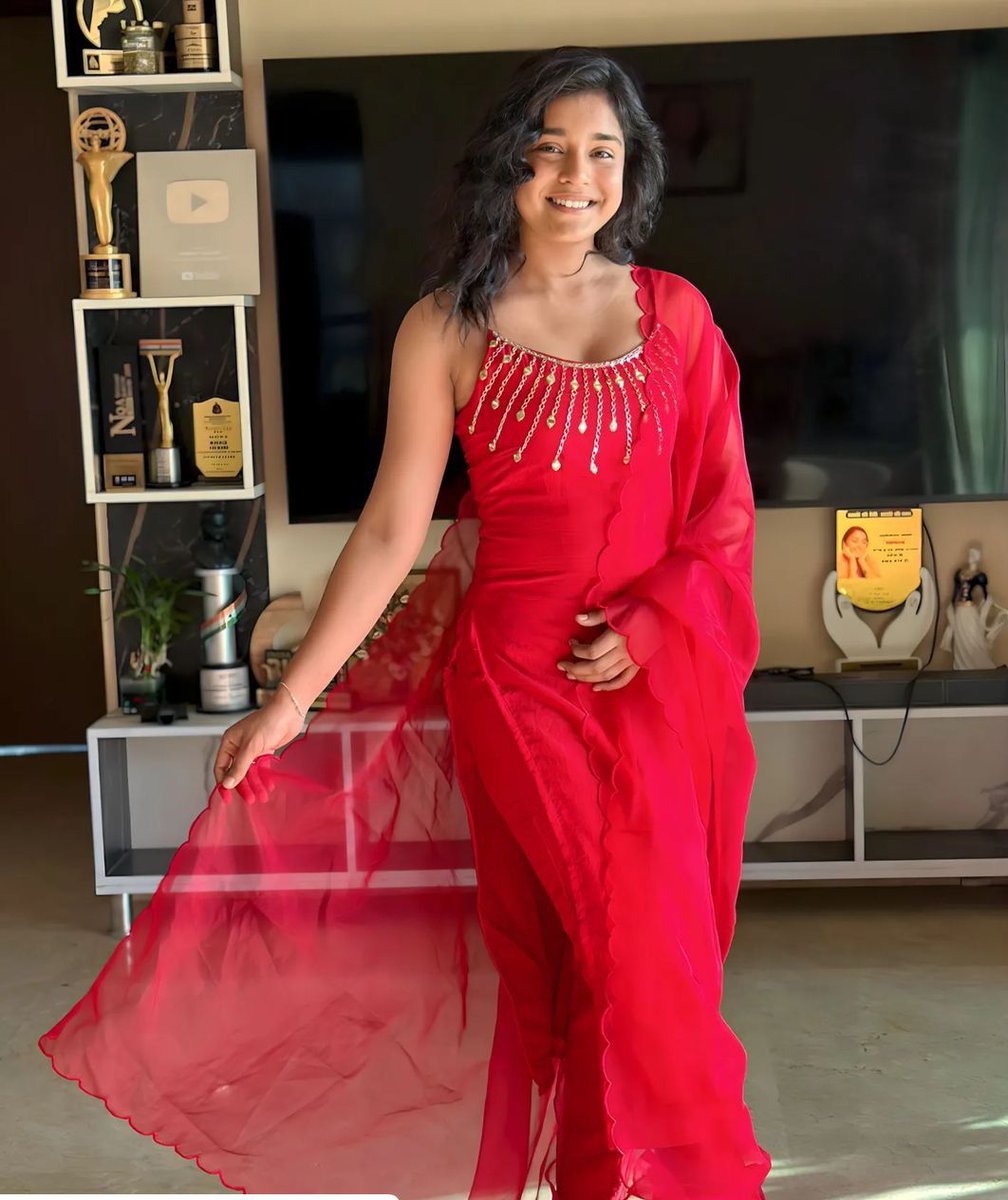 UrbanAsian's tweet photo. Red is a dose of joy. Check out actress Sumbul Touqeer’s latest pictures! 

@TouqeerSumbul 

#SumbulTouqeerKhan
#redcolor
#actress https://t.co/BUHeBDD62K