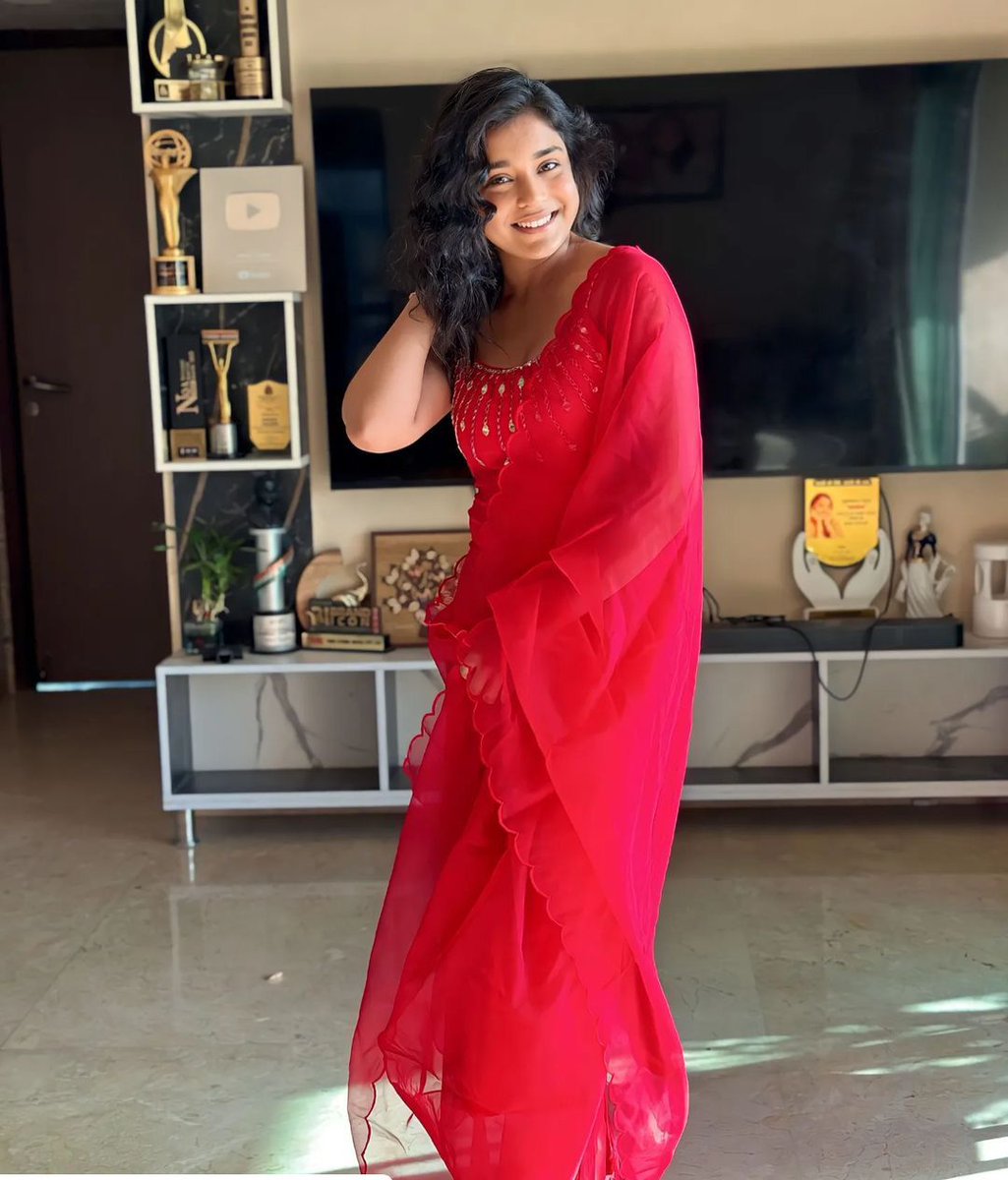 UrbanAsian's tweet photo. Red is a dose of joy. Check out actress Sumbul Touqeer’s latest pictures! 

@TouqeerSumbul 

#SumbulTouqeerKhan
#redcolor
#actress https://t.co/BUHeBDD62K