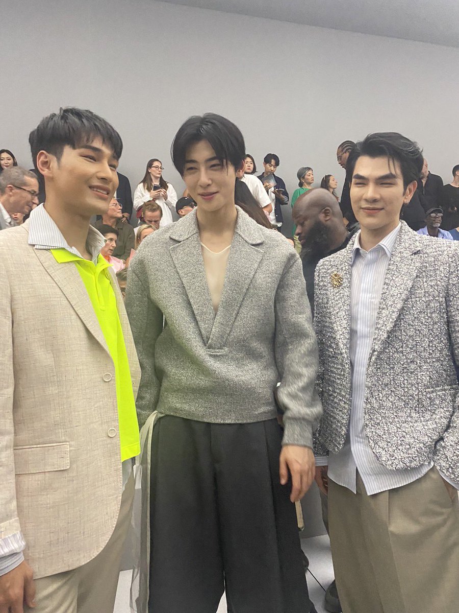 ElleMenThailand's tweet photo. หล่อx3 ชาอึนอู, @milephakphum และ @Nnattawin1 ที่แฟชั่นโชว์ @Dior คอลเล็กชั่น Summer 2024 ณ กรุงปารีส

#ChaEunWoo
#MilexDiorSummer24 #ApoxDiorSummer24
#CHAEUNWOODIORHOMME https://t.co/VyuZ2Om6eB
