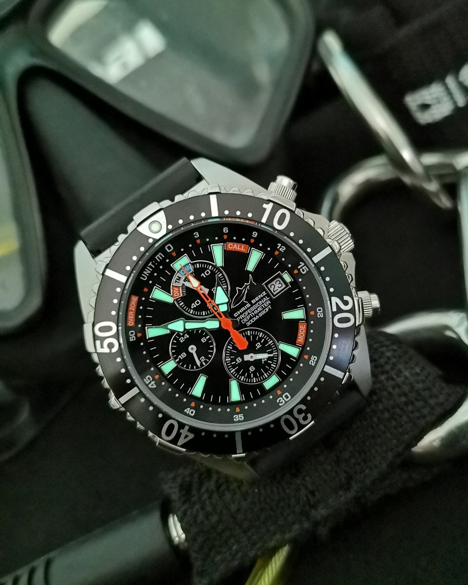 #freedivingfriday with the CHRIS BENZ 'DEPTHMETER CHRONOGRAPH 300M' professional dive watch in #sepiablack 👌

Get yours at selected CHRIS BENZ dealer and online bit.ly/2PfZGLd 🛒

#chrisbenz #chrisbenzwatches #sharkproof #divewatch #depthmeter #divechronograph