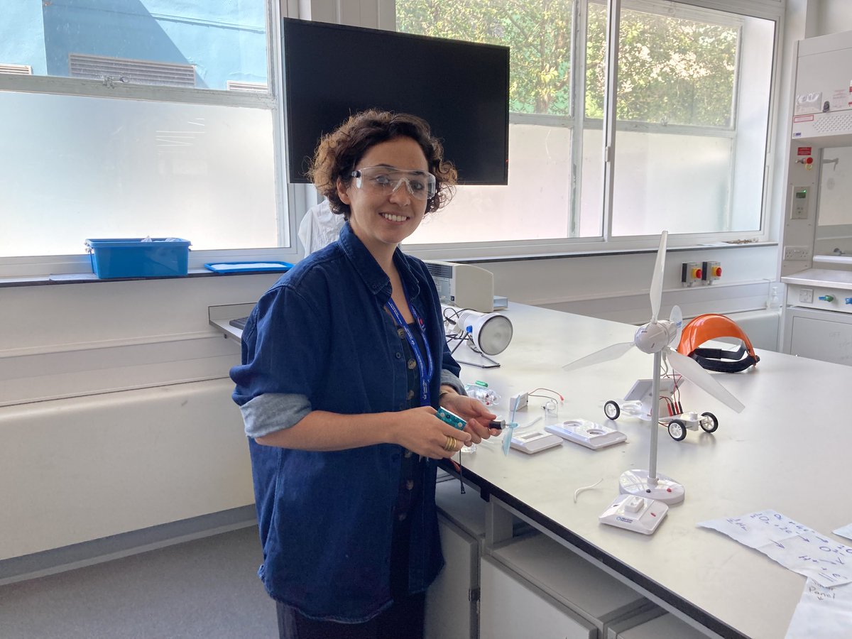 #INWED23 ⁦@QMULSciEng⁩ ⁦@QMULSEMS⁩ year 12 event. Maria Crespo ⁦@MatDesignSUS⁩  showing Sustainable energy.