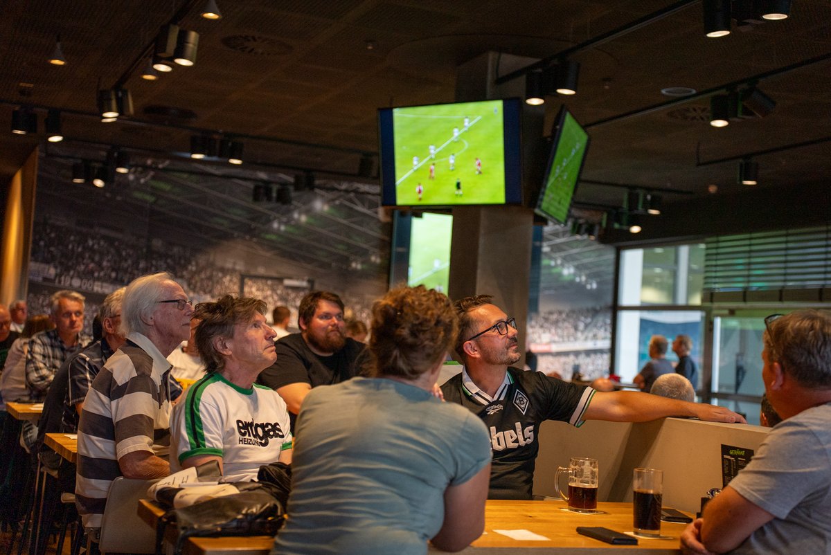borussia's tweet photo. 📺 In der #FohlenSportsbar läuft gerade das #DFBPokal-Finale von 1973 im Re-Live - mit dabei die Pokalsieger Wolfgang #Kleff und Christian #Kulik sowie Stadionsprecher @HrKapellmeister 🤩 https://t.co/rKB2mD3wqQ