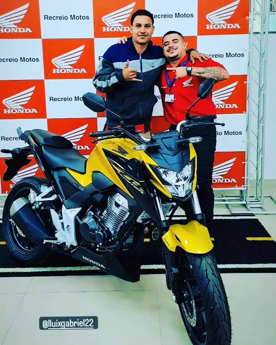 Parabéns meu filhote @lluixgabriel22 pela sua conquista. Feliz por você irmão, por mais uma vez ver você progredir.

Mais uma CB 300F Twister nas ruas de Duque de Caxias 

📲21 97496-4320 🟢WhatsApp🟢