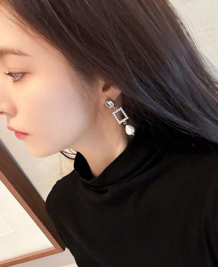 meteoreate's tweet photo. Look, just like her shimmering earrings sparks in her black top. Her beauty did stand out without pushing it into depth of galaxy. https://t.co/qRiEiRFyZf
