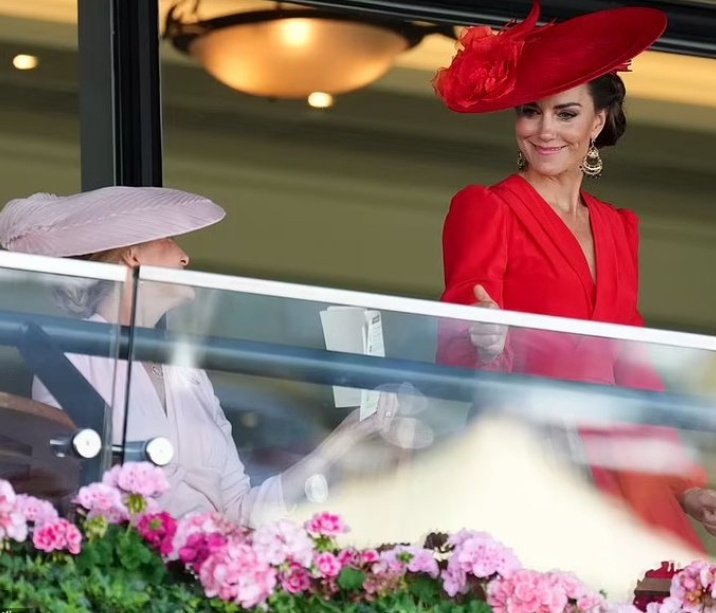 Sophie and Kate once again had an iconic photo
 hahaha i love their friendship❤
#RoyalAscot #RoyalAscot2023 
#PrincessCatherine #Royals 
#HDHsophie #dailyEdinburgh 
#duchessofedinburgh #PrincessofWales