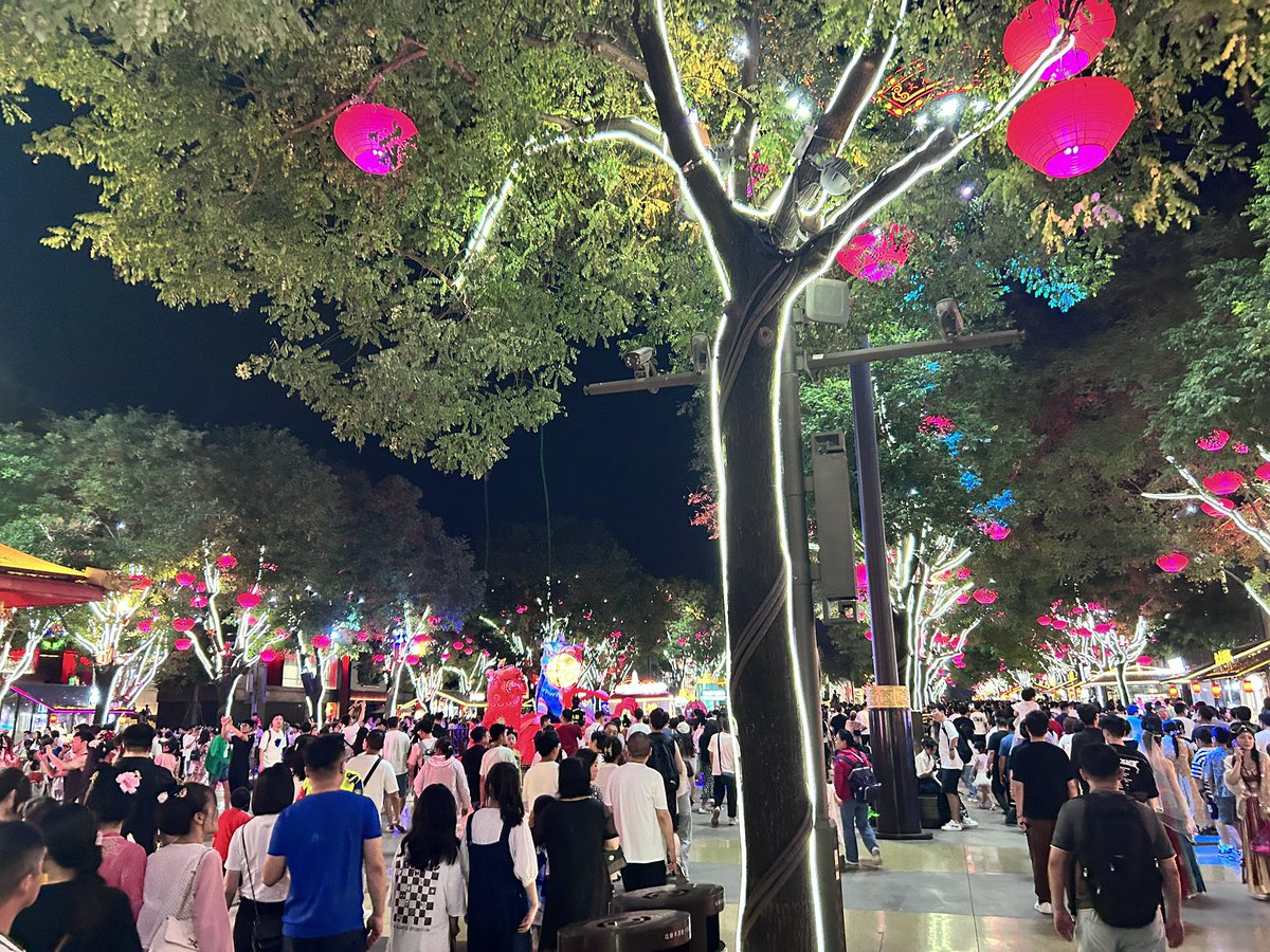 国进民退没有显示在老百姓的笑容上和妆容上 而是显示在了景区商户日益退缩的消费收入