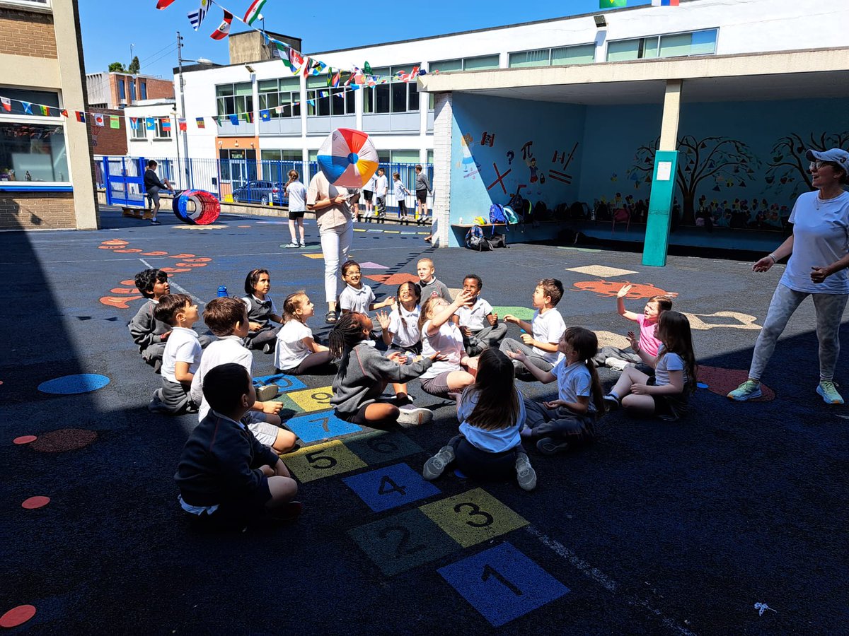 Active Week in Scoil Chaitríona What a week is has been in Scoil Chaitríona. This week was Active Week in our school and boy have we been busy. Every morning, the senior classes partnered up with the junior classes and went on our 'Mile with a Smile'.. scoilchaitrionabaggotstreet.ie/active-week-in…