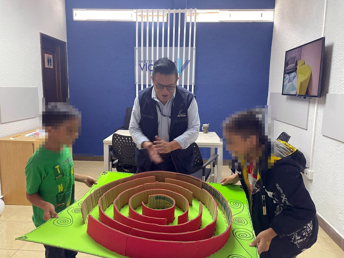 idv_gt's tweet image. #TerapiaDeJuego
La terapia de juego tiene como objetivo valorar a la niña, niño o adolescente en un entorno conocido, para así como ir trabajando sobre sus dificultades de una manera no invasiva para ella o el,