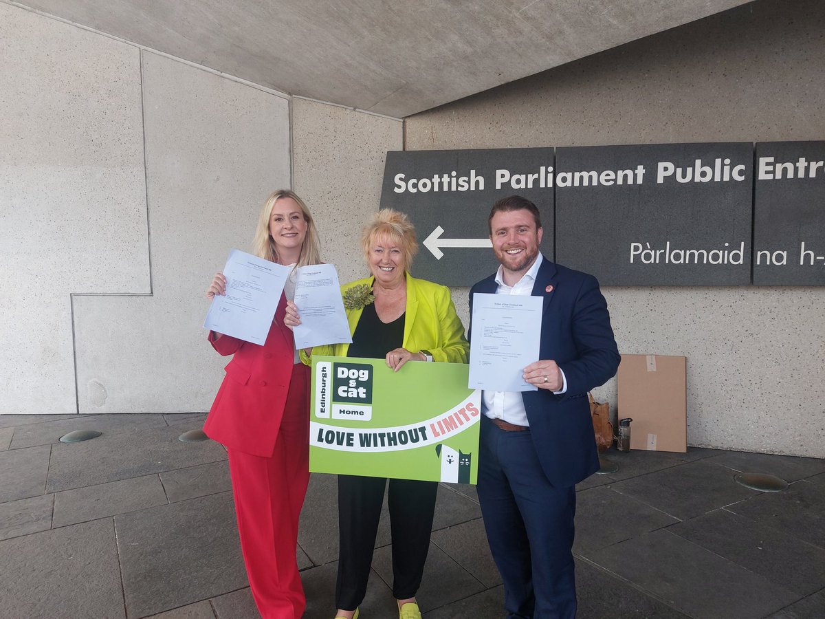 EdinDogCatHome's tweet image. On Wednesday, we had members of our STL, @SimpsonJamie_ and @SarahCJohnston attend the launch of Christine Grahame MSP’s  "Welfare of Dogs Bill" outside the Scottish Parliament building. 🐶

Read more about this important Bill:
parliament.scot/bills-and-laws…