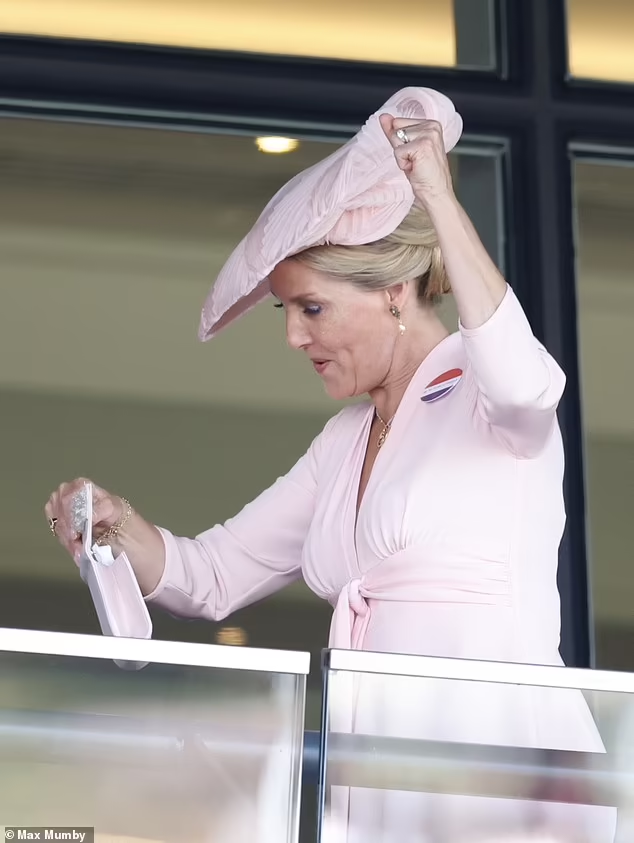 The Duchess of Edinburgh 😅😊

'Sophie appeared to place a bet on Porta Fortuna, who registered an impressive success in the Albany Stakes to provide Frankie Dettori with his 80th Royal Ascot win' - dailymail.co.uk/femail/article…

📸Max Mumby/Daily Mail