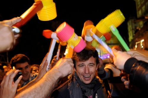 PortugalOTD's tweet photo. Don't be surprised if you see people playfully tapping each other on the head with leeks and toys! This tradition represents fertility and good fortune. It's all part of the joyful and unique celebrations! https://t.co/zYlVy6fDas