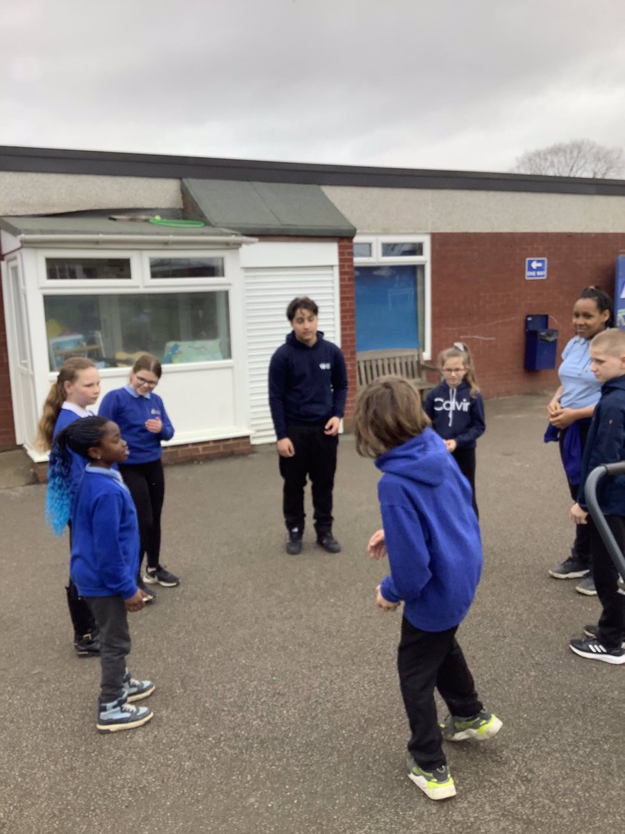 Throwback to our connection event with Seacroft Grange Primary School with our TEAM US champions supporting transition to secondary school in conjunction with @YouthSportTrust