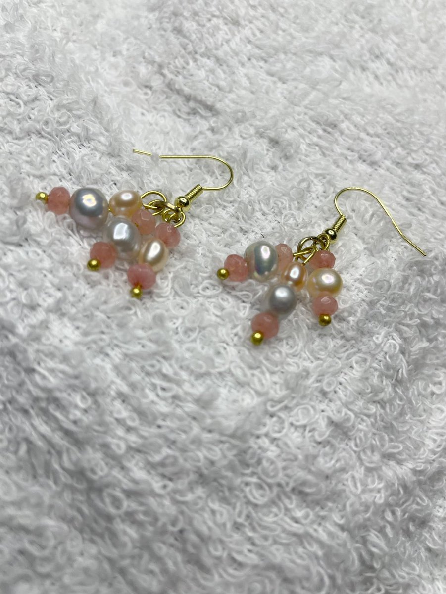 Summer is here so it’s time for that HOT girl era with these fashionable pearl earrings 😊
Pearl accessories are the BEST way to accessorize ‼️😌

etsy.com/listing/147148…

#beadedjewelry #beadedearrings #pearlearrings #freshwaterpearls #dropearrings #dangleearrings @FashionWeek