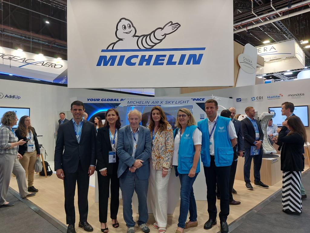 ONG_ASF's tweet photo. Le Salon du Bourget, c'est l'occasion d'échanger avec celles qui nous soutiennent depuis longtemps. Nous avons la chance de compter @Michelin, @Fond_Michelin et Michelin Aircraft parmi nos partenaires historiques, notamment investis dans les Accompagnements d'Enfants Malades 📝✈️ https://t.co/B41tcpXhRP