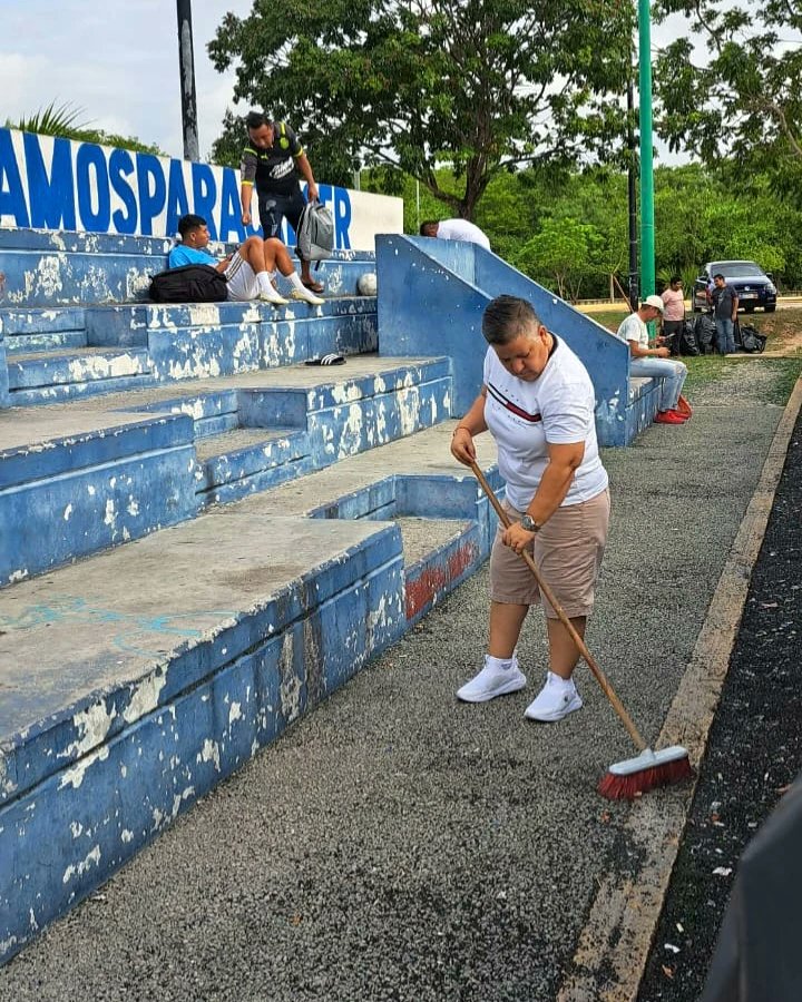 RooCroc's tweet photo. En coordinación con Servicios Públicos del Ayuntamiento de Solidaridad, nos dimos a la tarea de limpiar la cancha y las áreas verdes de unidad deportiva de Villas Riviera en donde se lleva a cabo la Liga de Fútbol Gastronómica CROC-Quintana Roo. #CROCenMovimiento #elfutbolnosune https://t.co/N2tBXxPwYi