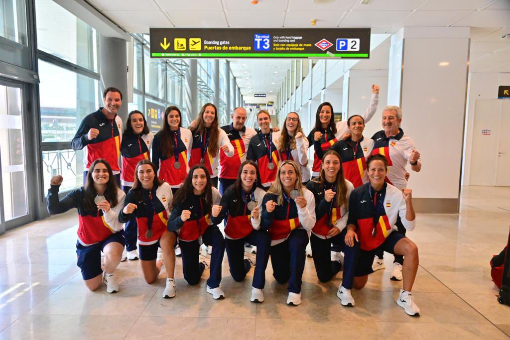 Nuestros equipos de #BalonmanoPlaya #HispanosArena y #GuerrerasArena ya están de vuelta con las medallas, oro y plata respectivamente, cosechadas en los #EuropeanGames2023 Orgulloso del éxito, y, sobre todo, de la imagen que han transmitido durante toda la competición. @COE_es