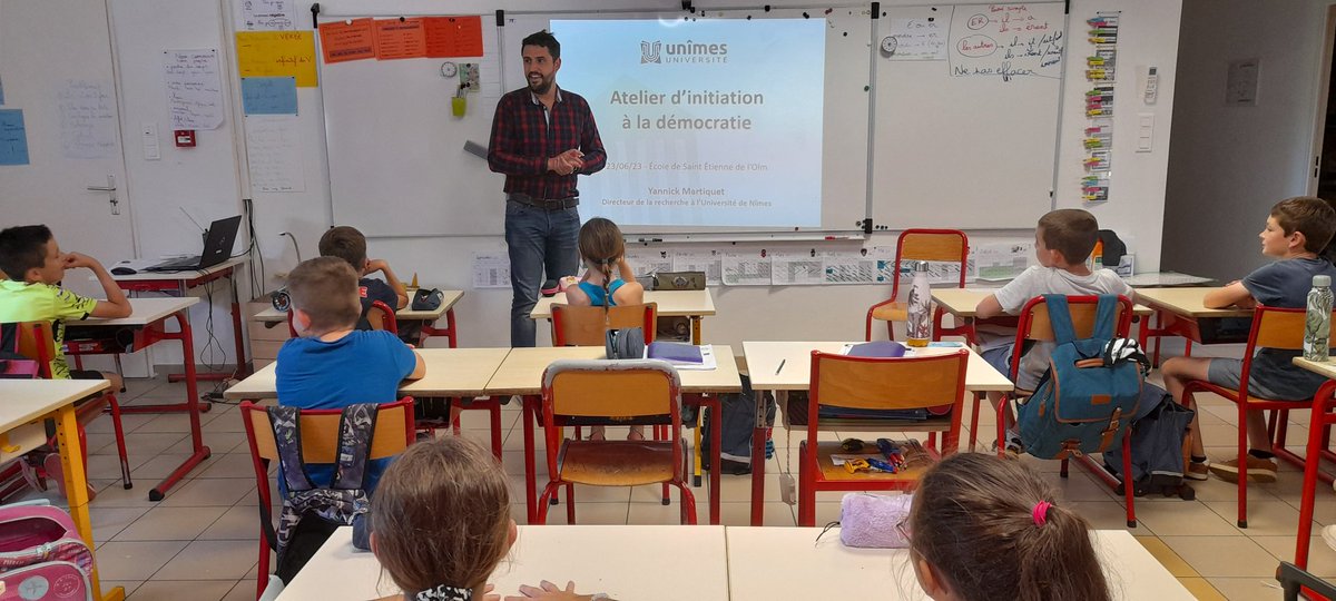 Cet après-midi, j'ai pu tester un nouvel atelier de médiation scientifique sur la démocratie. 
✅ expérimenter la prise de décision et voter,
✅ définir la démocratie,
✅ en comprendre quelques mécanismes et défauts.
Merci à l'école de St Étienne de l'Olm pour l'accueil !