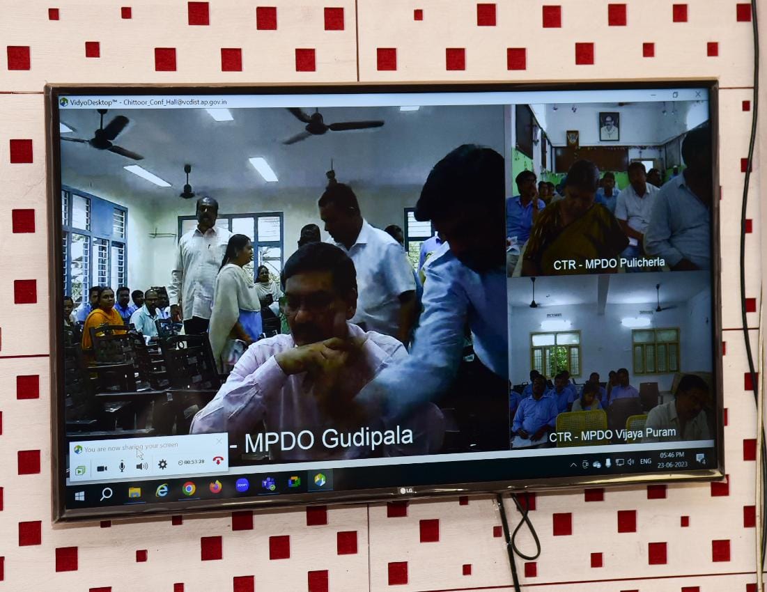 CollectorC72819's tweet photo. చిత్తూరు జూన్ 23: స్థానిక జిల్లా సచివాలయం నుండి జిల్లా లోని తహశీల్దార్లు మరియు ఎం.పి.డి. ఓ లతో జగనన్న సురక్ష  పై వీడియో కాన్ఫరెన్స్ నిర్వహించిన జిల్లా కలెక్టర్ సగిలి షన్మోహన్ మరియు ట్రైనీ కలెక్టర్ మేఘ స్వరూప్. https://t.co/cYpvnk8CZN