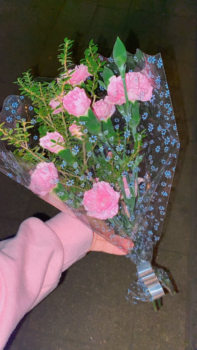 nika_fari's tweet photo. Las flores de cumpleaños 🌷🥰 https://t.co/xwrU7ORT5k