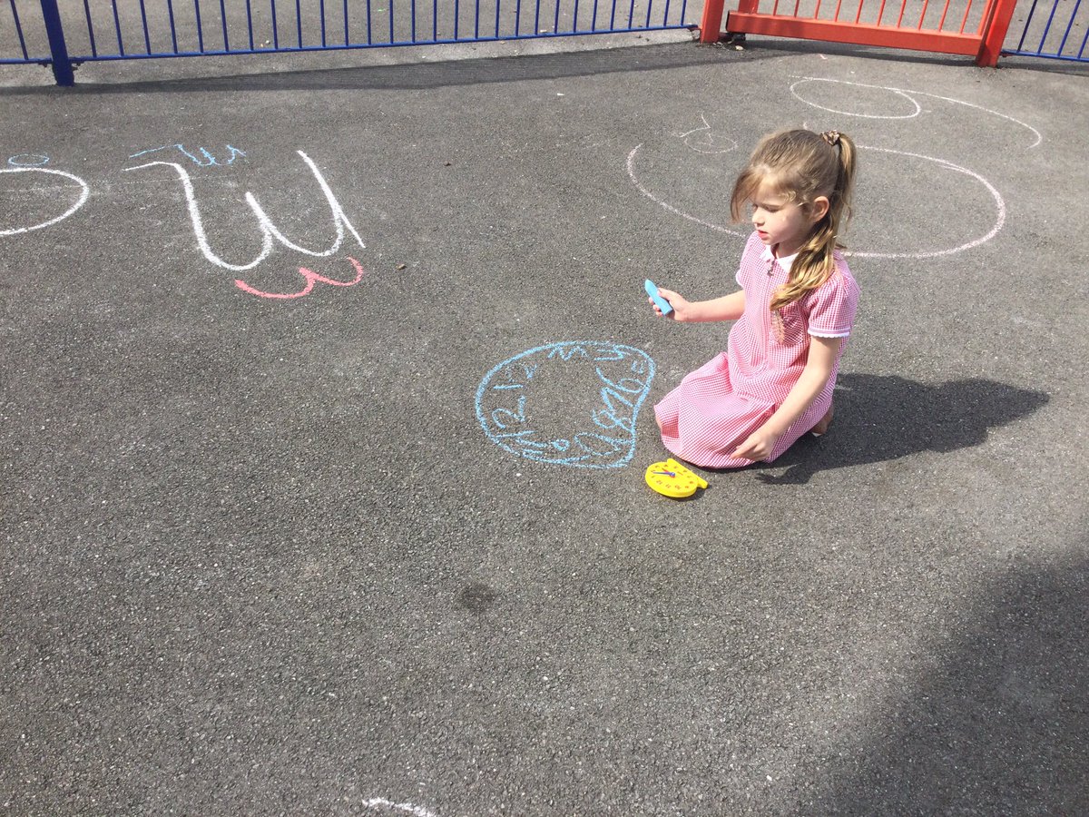 ysgolyddraig's tweet photo. #YYDDosbarthOgwr drawing rainbows & practising drawing clock faces. #YYDMaths #Outsideexperiences https://t.co/W9yhLBqSUA